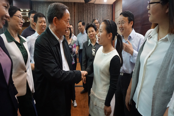 教育部部长袁贵仁与我院创业校友何叶丹亲切交谈.jpg