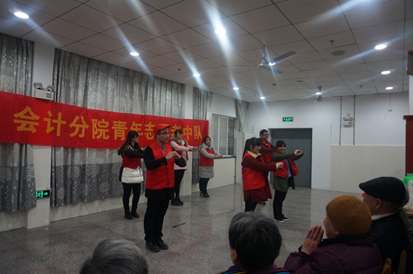 志愿者为老人表演.jpg